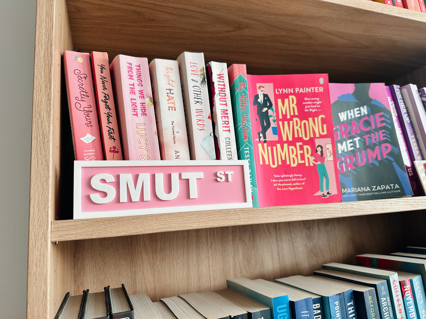 Book shelf sitters