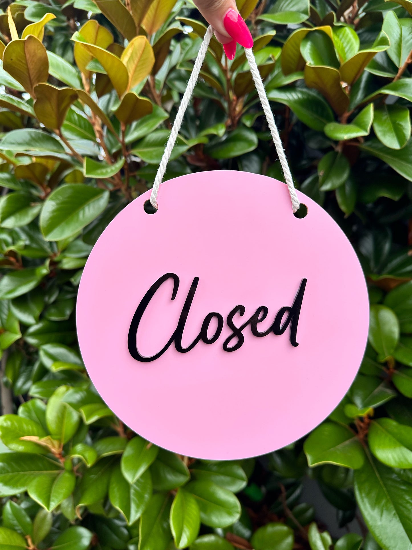 Round open/closed hanging sign
