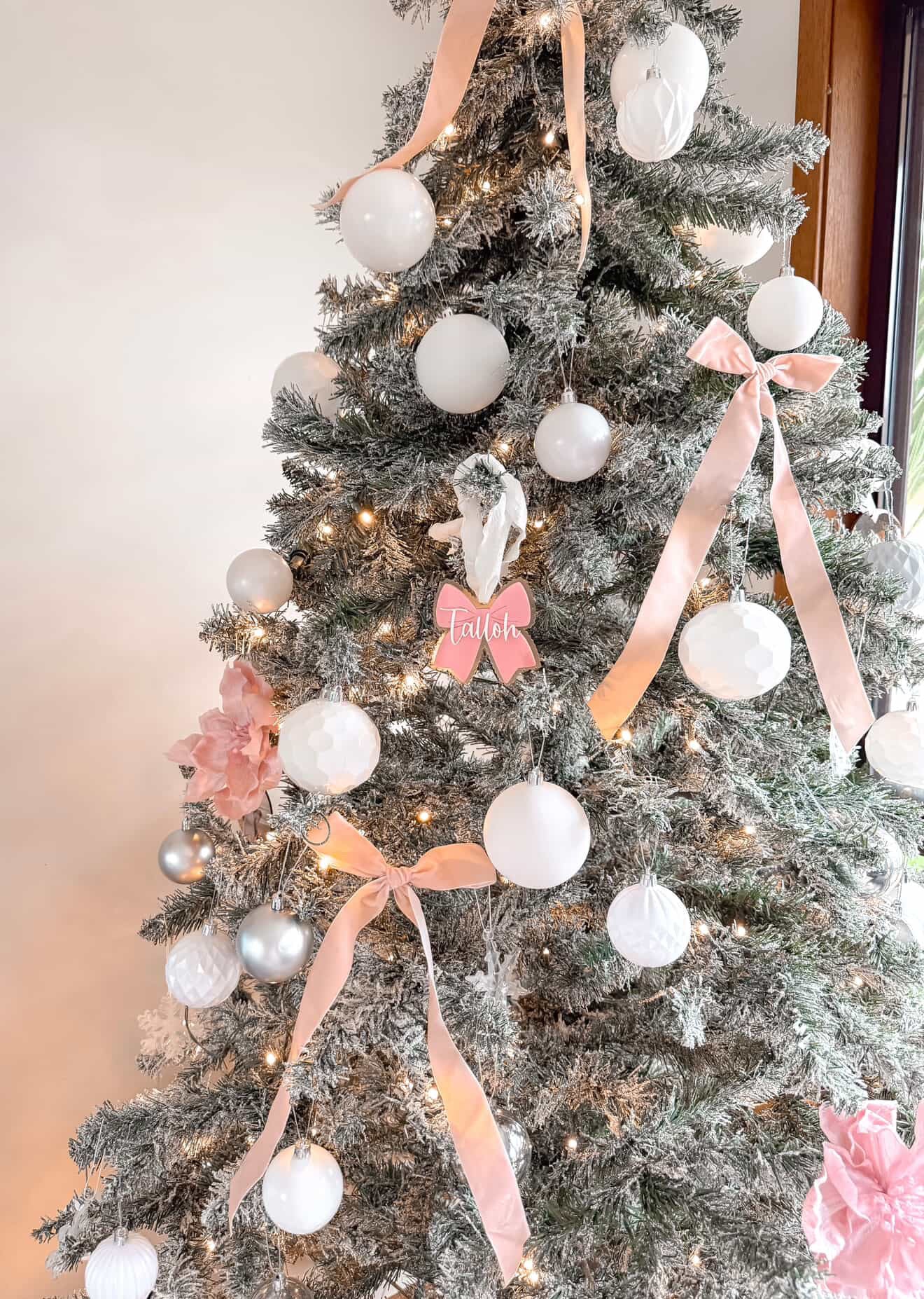 Personalised bow ornament