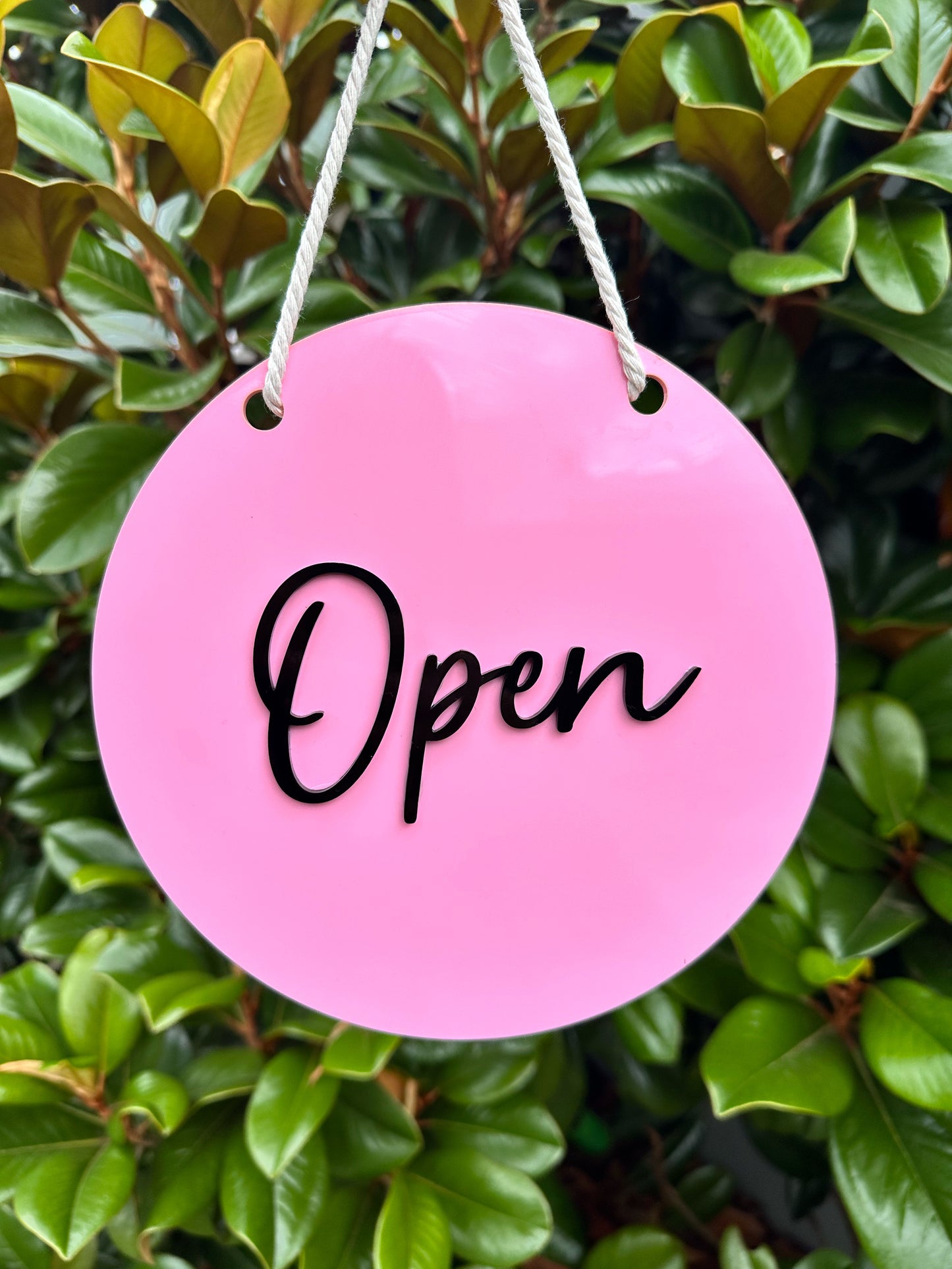 Round open/closed hanging sign